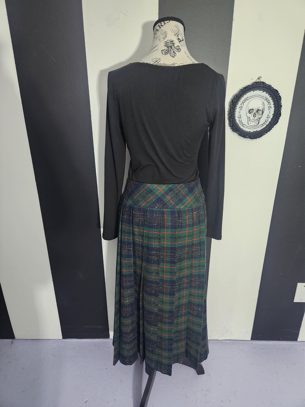 70's Green Plaid Maxi Skirt with Buttoned Waist - Picture 5 of 7